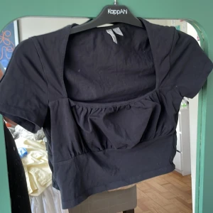 Svart topp - ASOS, storlek 40 Knappt använd av mig men köpt på sellpy, i bra skick!