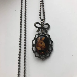Vintage halsband med kaninmotiv - Ett halsband med en kanin iklädd fluga 😛