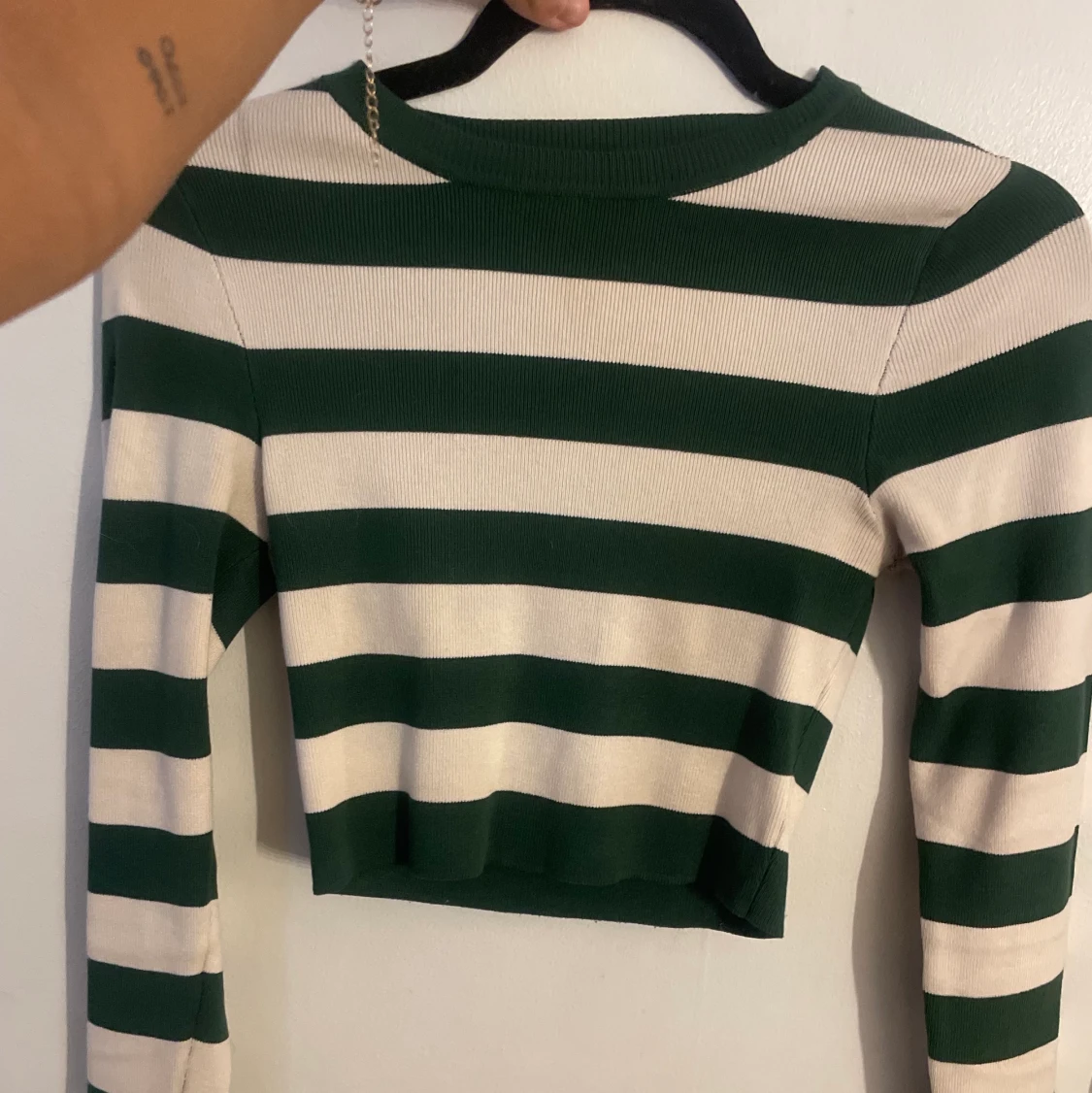 Vit/grön randig tröja från Zara  - 90