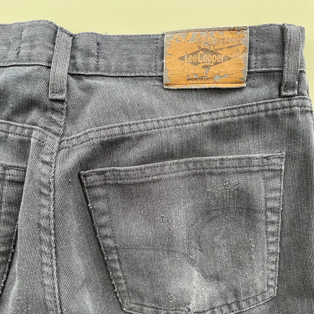Lee cooper jeans i assnygg passform. De är i en gråblå färg. Lite slitna men inget man tänker på utan det ser bara coolt ut😚. Jeans & Byxor.