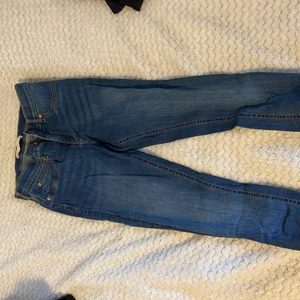 Slim jeans - Slim jeans som är halvt låga i midjan på mig (ca170). Små i stolek. För små för mig… skriv för mer info!❤️