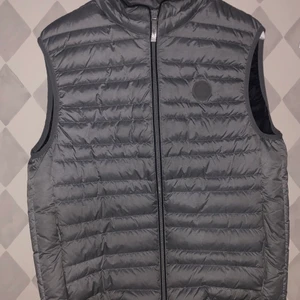 Armani väst - Skick 9/10 Armani exchange väst Orginalpris 1899kr Pass mig som är 184 Väger 73kg Äkthets sertifikat finns som lapp i västen