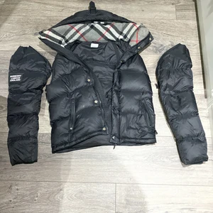 Burberry - Säljer min jacka / väst , Det finns inga skador på den , men säljer för den passar it mig i storleken , Detta ör en väldigt praktisk jacka då kan använda den som vinter jacka och som väst under bättre väder !