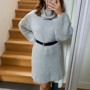 Stickad klänning - Grå stickad klänning från Madlady. Jätteskön nu till hösten och fungerar perfekt med ett bält i midjan. Inte alls stickig. Endast använd någon enstaka gång. Frakt 60kr