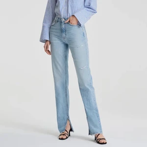 Gina tricot jeans - Populära jeans ifrån Gina tricot med slits, sparsamt använda då jag inte tycker dem sitter bra på mig. Nypris 599kr, mitt pris 179kr