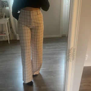 Byxor - Byxor från NA-KD endast använda 1-2 gånger✨ Frakt tillkommer