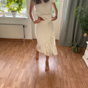 Kjol - Säljer en fin sommar kjol då den aldrig används. Lite sliten på kanterna längst ner men lika fin ändå! Skriv e fler bilder eller frågor💗