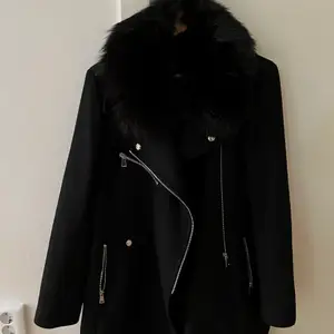 En jätte fin svart jacka/kappa som jag köpte för tre år sen på zara. Jag köpte den för 500kr och säljer för 300kr. Jag har använt jackan få gånger då jag inte känner att det är min stil. Så kvaliteten är jätte bra på jackan. Köparen står för frakten💖
