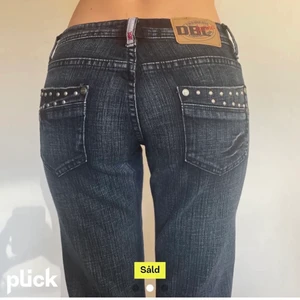 Lågmidjade jeans - Säljer dessa as snygga jeansen som kag köpt här på plick som tyvärr inte passa mig. Midjemåttet är 74cm och innerbenslängden är 75 cm. Jeansen är mörkblåa💗