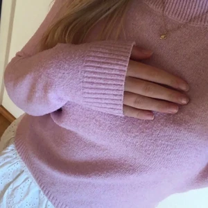 Rosa stickad - En jättefin och trendig stickad tröja från veromoda, köpte den på plick och har aldrig använt den själv (första bilden är lånad, andra är min) köp direkt för 340💕