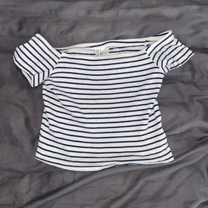 T-shirt - En fin t-shirt Från H&M i stl S. Säljs pågrund av att den inte kommer till användning. 80kr (frakten ingår i priset) 