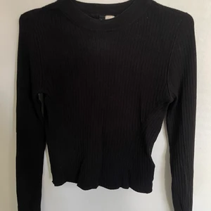 Ribbstickad tröja - En svart ribbstickad tröja från hm. Köpte den för ett tag sedan men har inte använt den så mycket. 