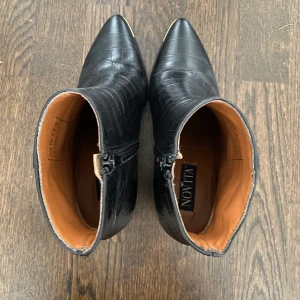 Klackskor Novita - Dessa klackskor är min mammas som hon köpte för ett tag sedan. De har används ca 1 elr 2 gånger så dom är verkligen som nya. Nypriset var 2000kr men säljer dom för 1000. Kom ihåg att priset går att förhandla ❤️❤️