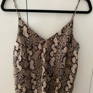 Ormskinnsmönster, Strl 36 - Älskar detta linne, säljer endast för att det inte är min stil längre. Obs Köparen står för frakt.