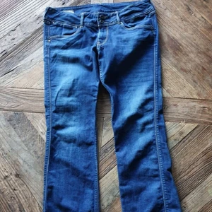 Pepe jeans - Lågmidjade botcut jeans  Köpt från en på plick och säljer pågrund av att dem är för stora för mig Stl 34/32