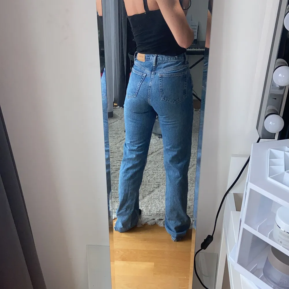 Jag säljer mina twin jeans från weekday. Dom är aldrig använda eftersom dom är i fel storlek på mig.. Jeans & Byxor.