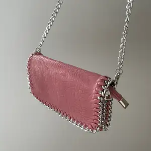 Tiamo väska i en fin rosa färg, har ett super skick och känns typ som ny!! Det ända är att den har en defekt på framsidan(se första bilden) men det syns inte så mycket när man har på sig den 💕💕💕