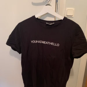 T-shirt med text - Svart T-shirt! Mycket bra skick! 