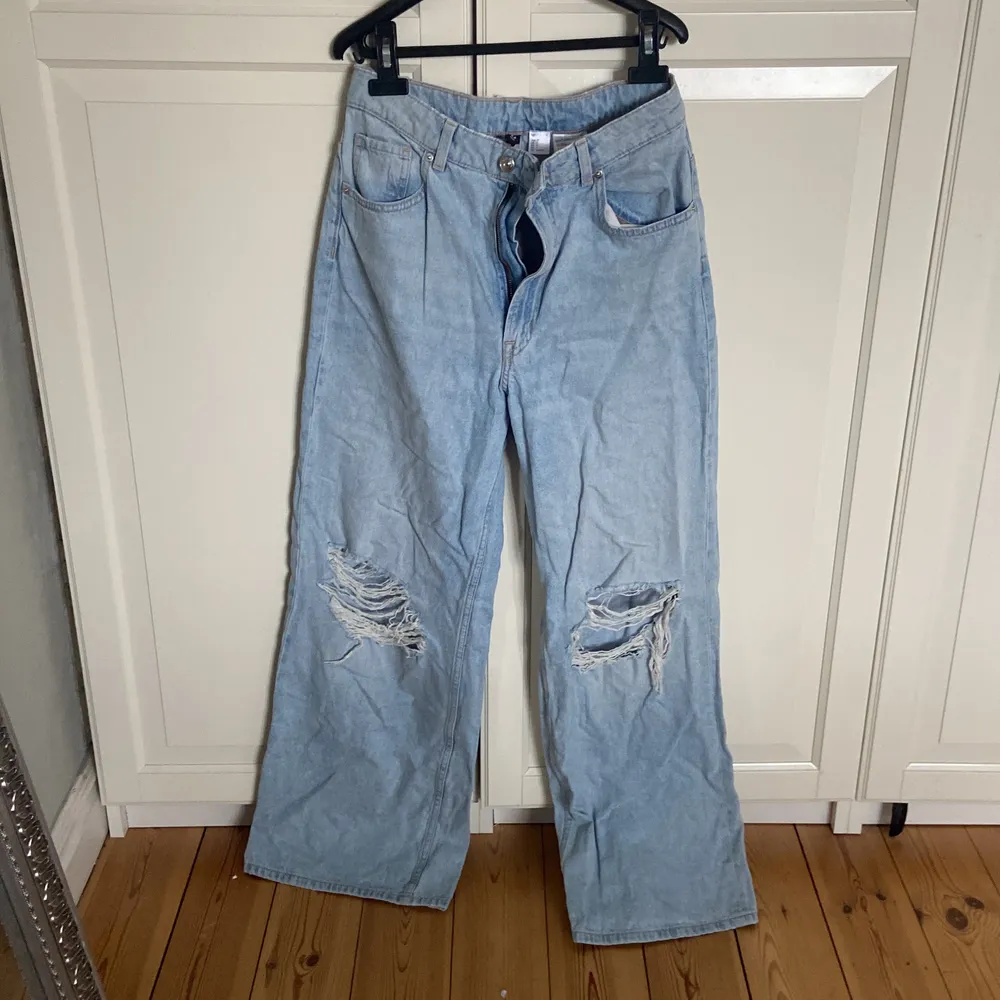 vida jeans med hål i💓 passform på de 2 sista bilderna. Jag är ca 174 cm lång❤️‍🔥. Jeans & Byxor.