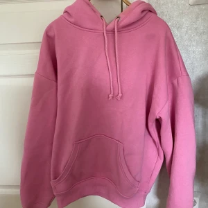Rosa hoodie - Rosa hoodie från bikbok storlek xs. 100kr inklusive frakt