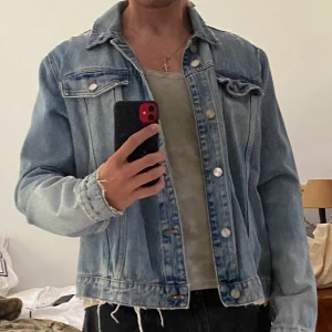 Jeans jacka  - Säljer denna egen målade Jens jackan för ett bra pris  Tar även byten 