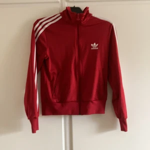 Röd Addidas träningsjacka - 4 år gammal typ. Använd typ 4 gångare storlek 40. Tryck på baksidan 