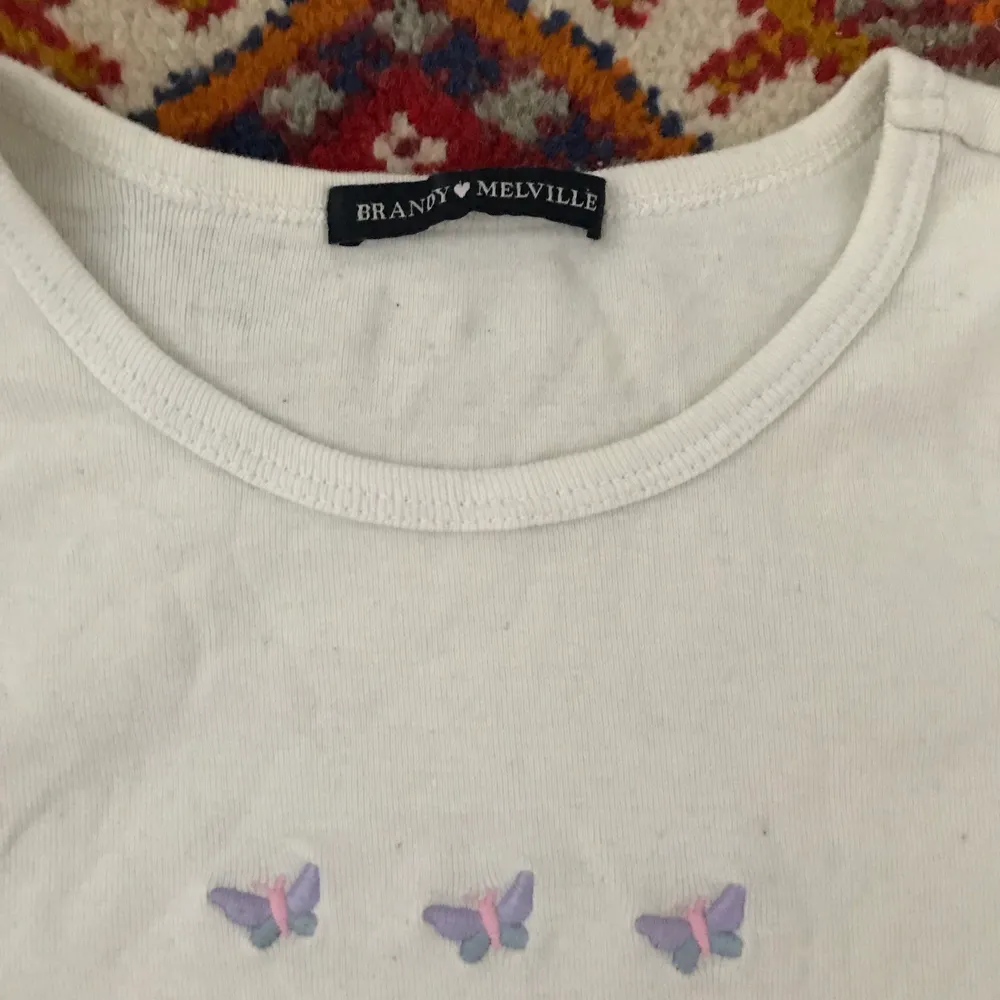 Brandy Melville baby tee med söta fjärilar. Skriv Järna om du har frågor 😊. Tryck inte på köp nu tack! . T-shirts.