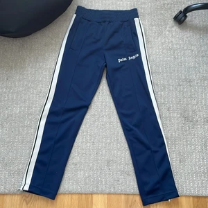 Palm angels byxor - Säljer ett par palm angels byxor i väldigt bra skick för utom att dom har två jätte små hål men det är inget man ser eller tänker på när man använder dom. Såklart äkta!