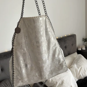 Stella mccartney väska - Säljer denna fina Stella McCartney inspirerade väska som ej kommer till användning. Den är i jättefint skick och har inga defekter. Hör av er vid frågor❤️