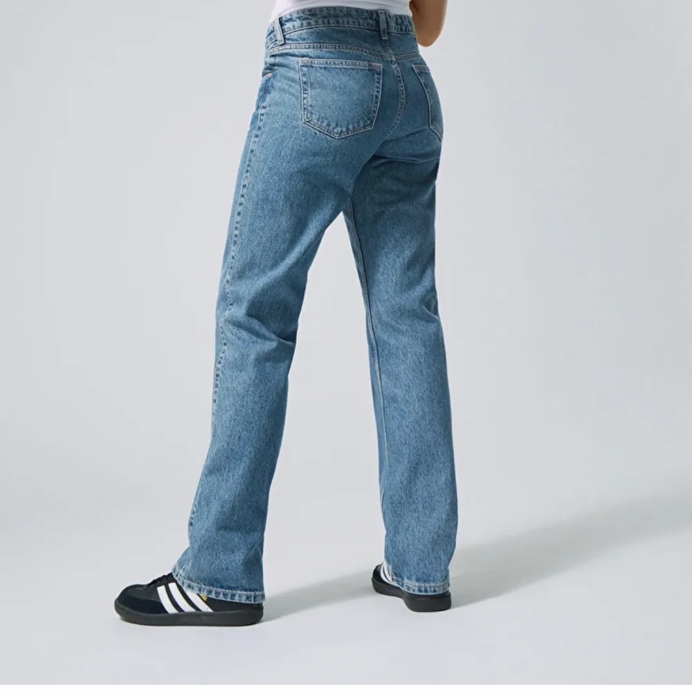 Säljer dessa ursnygga jeans från Weekday som är endast använda 2 gånger. De är i den populära färgen Harper Blue och är helt slut på hemsidan!💓 De är i storlek 29 i midja och 34 i längd och går ner till golvet på mig som är 174 cm!. Jeans & Byxor.