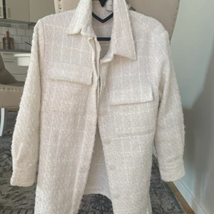 Neo Noir jacka  - Vit jacka från Neo Noir. Strl xs.  Oversize.  100% polyester. Ej fodrad.  Längd från axeln och ner ca 72 cm 