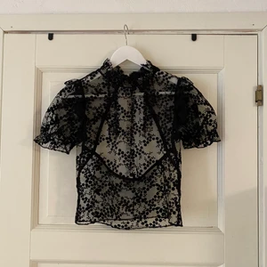 Svart festtopp - Svart top från nakd använd en gång. 