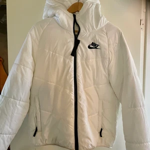 Nike puffer  - Snygg vit vinterjacka från Nike i Stl Medium. Bra skick 👌🏽