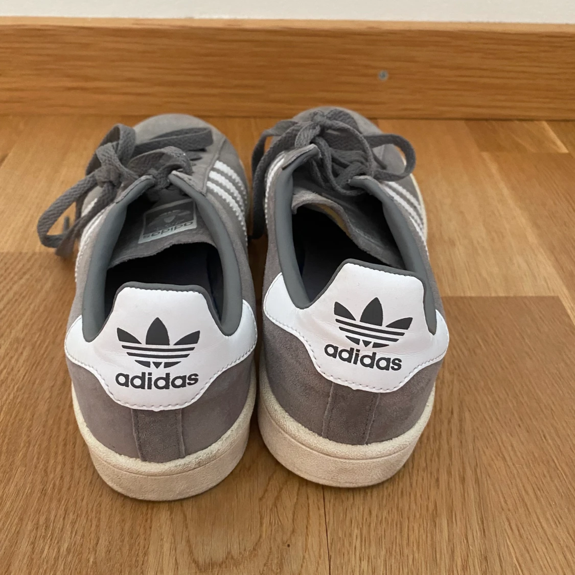 Grå addidas skor - 91