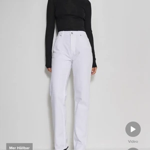 NA-KD jeans  - Snygga vita jeans med hög midja och slits  från NA-KD. Köpta för 1 år sedan men har bara använts några få gånger, därför är de i nyskick. Köpta för 399kr, nypris 429kr. Säljer pga att det är för små.