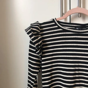 Tröja zara  - En jättefin tröja från zara, storlek S. Den är i jättebra skick då den är använd fåtal gånger💓