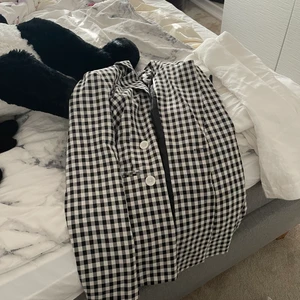 Rutig kavaj från nakd - Jättefin rutig kavaj från nakd! Inte kommit till användning men sitter super fint, hoppas den får ett nytt hem🧸