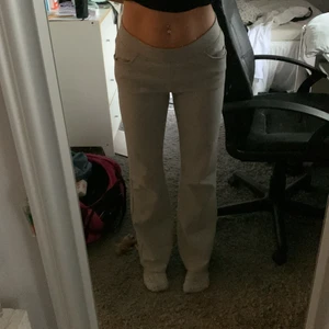 Lågmidjade mjukisbyxor  - Säljer få dessa då jag inte har någon användning för de längre. Storleken är L men jag som är i storleken XS i vanliga fall kan också ha dessa.