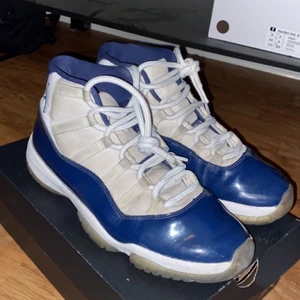 Jordan 11 UNC win like 82 - Säljer mina använda jordan 11:or, skicket är inte i topp, sulan är rätt så gul färgad vilket den inte ska vara och dom är lite smutsiga o creasade. Ny pris : ca 4000kr. Pris kan diskuteras vid snabbaffär