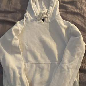 Vit hoodie från Your Turn i storlek xs. Sparsamt använd, säljer för 60kr + frakt. Pris kan diskuteras vid snabb affär💕💕
