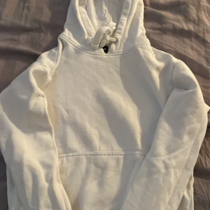 Hoodie  - Vit hoodie från Your Turn i storlek xs. Sparsamt använd, säljer för 60kr + frakt. Pris kan diskuteras vid snabb affär💕💕