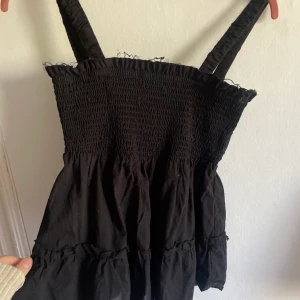 Skit snyggt linne🫶🏼 - Populärt linne med snygg rygg! Man behöver absolut inte ha bh under men funkar de med🫶🏼 väldigt bra skick och nypris: 350kr mitt pris: 200kr