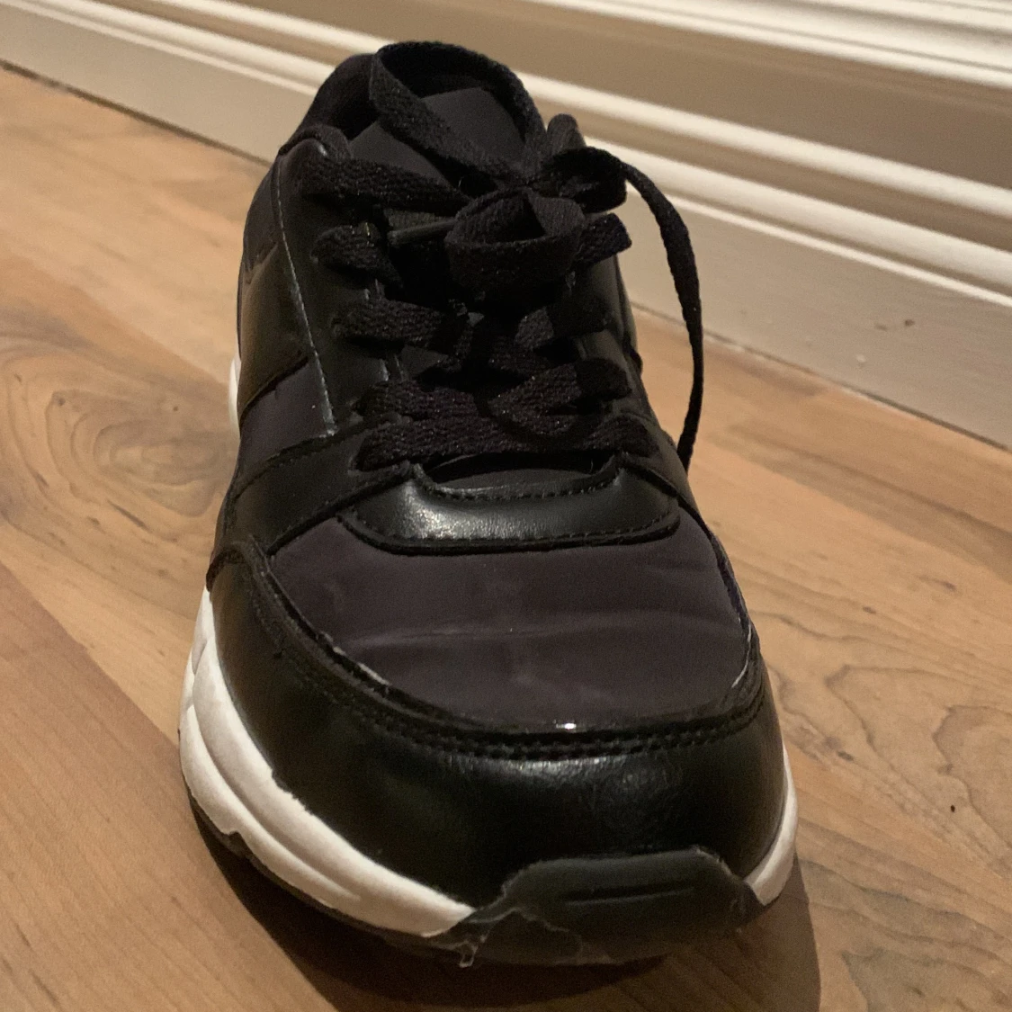 Ett par svarta skor  - 90