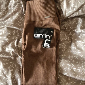 Aimn tights  - Här kommer nya Aimn leggings, super sköna, stretchiga och flexibla. Man kan har dem sportigt och classy.  Det är storlek M 