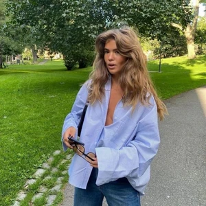 Breezy Shirt Blue Stripe - Säljer min fina ”Breezy Shirt Blue Stripe” skjorta från Djerf Avenue. Endast använd 2-3 gånger men så fin slutsåld skjorta💓