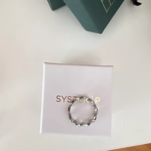 Syster p - En ring från syster p! I silver med en cool design, Har inga fler bilder och Ver inte exakt storlek ❤️