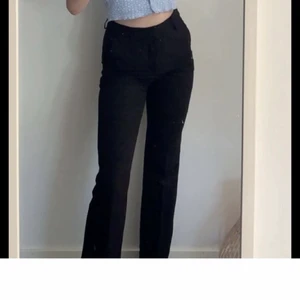 Kostymbyxor  - Bikbok kostymbyxa i strlk S i modellen Vilma de högmidjade. Säljer pga växt ur dom 