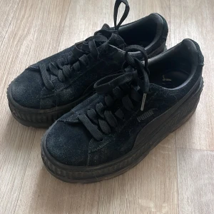 Puma Fenty svarta sneakers  - Använt skick, strl 35,5 men passar även en 36a! Kan mötas upp i Sthlm annars tillkommer frakt 