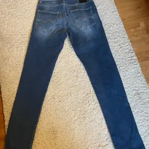 Replay jeans MICKYM i strl 28, som nya, mycket gott skick. Mjuka och sköna. 