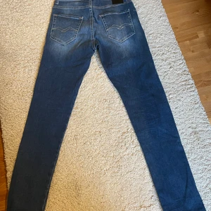 Replay jeans strl 28 - Replay jeans MICKYM i strl 28, som nya, mycket gott skick. Mjuka och sköna. 